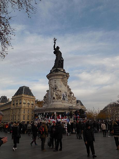 11月13日に大きなテロ事件のあったパリ。レピュブリック広場は追悼のシンボル的存在になっています。
