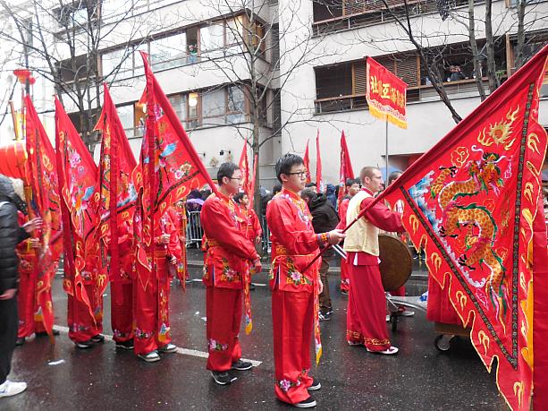 いかにも中国な真っ赤な衣装のグループ。