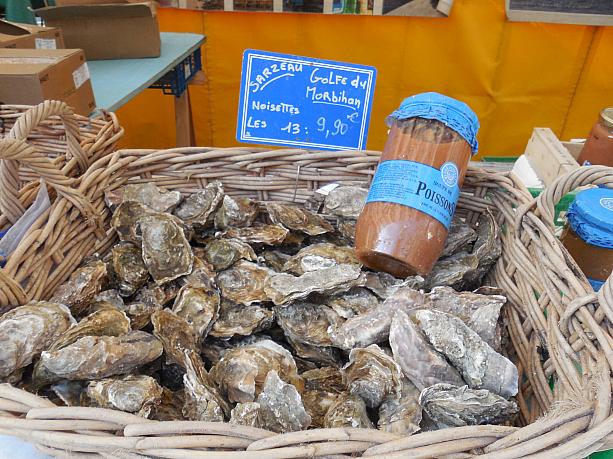 そして外せない牡蠣。バスティーユ市場ではあちこちに牡蠣のイートインスペースがあります。
