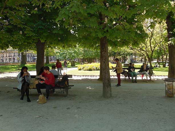 木陰のベンチではお昼を食べる人たちでいっぱい。