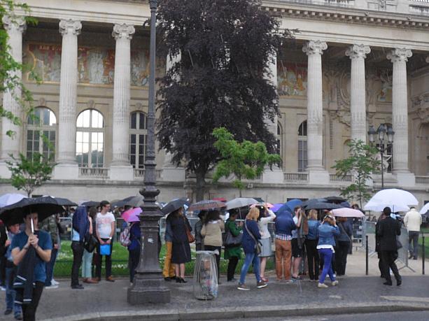 外に出るとあいにくの雨模様。それでも入場を待って長蛇の列を作る人たち。やっぱりラ・ニュイ・デ・ミュゼは人気のイベントです。