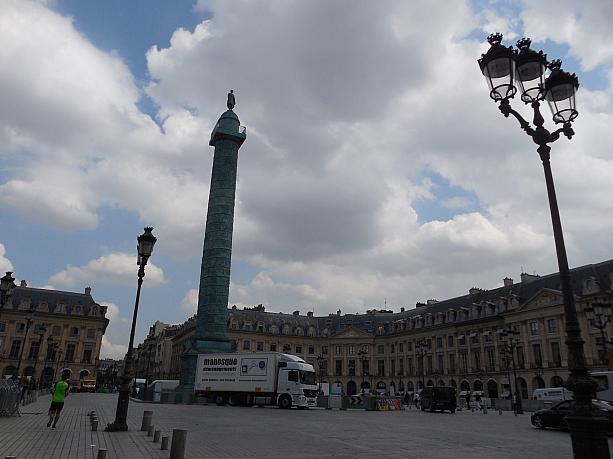 今日はパリの中心部、1区を散策。オベリスクの改装も終わったヴァンドーム広場です。
