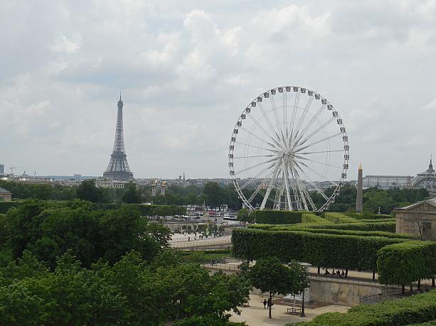 反対側はエッフェル塔にコンコルド広場。グラン・パレも見えます。まさにパリの名所を一堂に集めた景色！