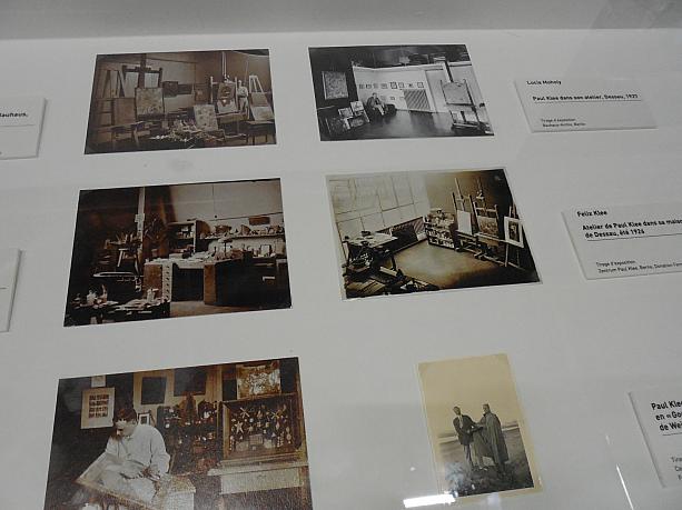 アトリエでの写真も展示。