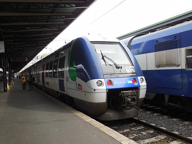 パリ郊外へ向かう電車、Transillien。今日はこちらに乗ってセーヌ・エ・マルヌ県へ入ります。