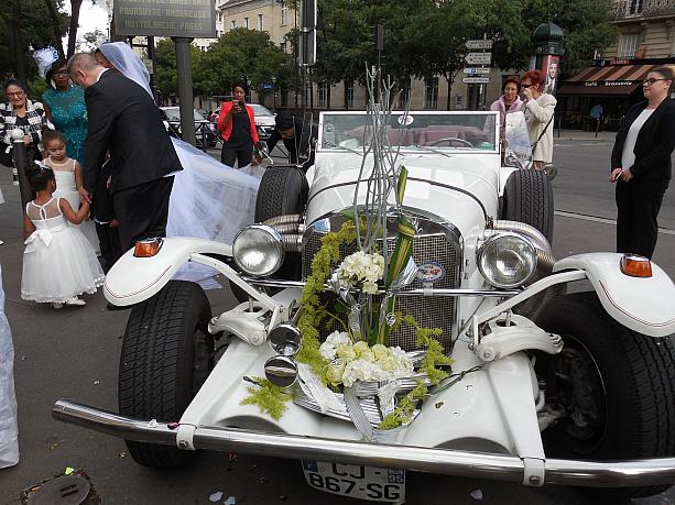 フランスでは区役所で行う結婚式がとっても多いんです。土曜日は何組ものカップルが結婚式を挙げます。今日はその模様をレポートしちゃいます。まずは花嫁登場！すごいデコレーションの車ですね。