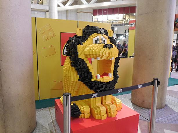 「サヴァンナ」と名付けられたプレイスペースだけあって、レゴのライオンがお出迎え。口から顔が出せるようになっています。