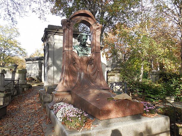 著名人も多く眠っています。こちらはエミール・ゾラのお墓。