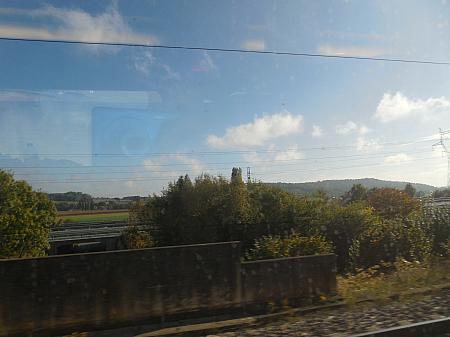 車窓の風景です。ただいまフランスを北上中