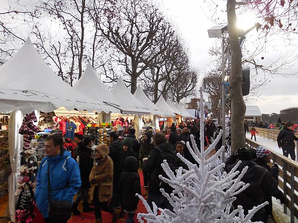 こちらはエッフェル塔のお膝元、シャン・ド・マルス公園です。ここでもクリスマス市がオープンしています。