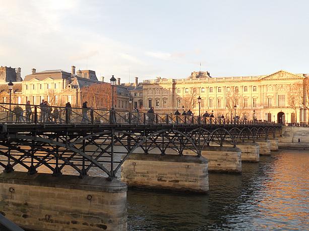 パリの端の中でも人気のある芸術橋。皆さんもパリに来たときはぜひ訪れてみて下さい。