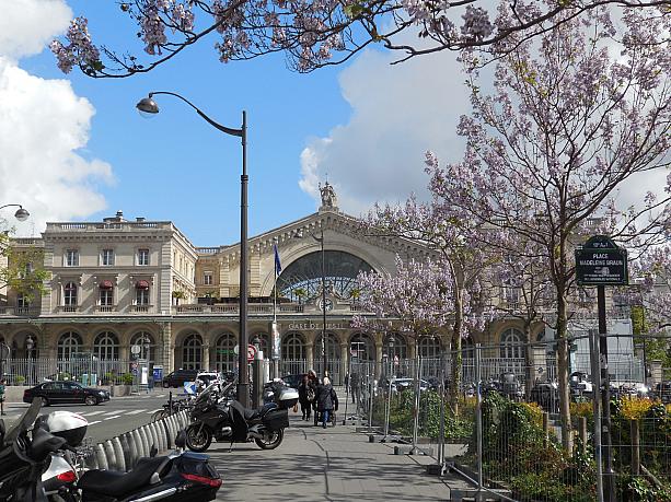 正面に見えるのが東駅。この辺りを歩くときはなるべく昼間にお出かけして下さいね。パリの違った一面が見られてちょっと面白いですよ。