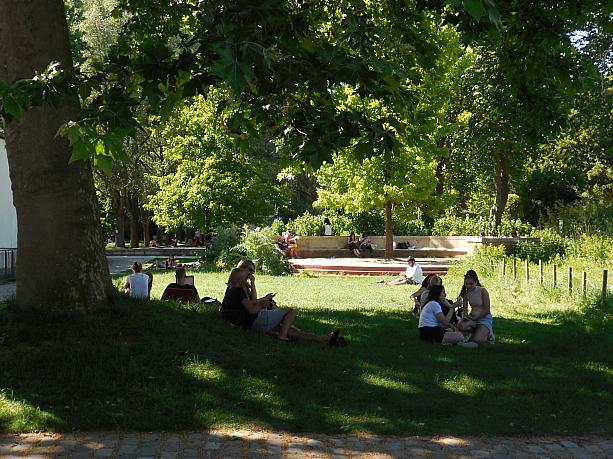 こちらベルシー公園。パリでは軒並み30度越えの真夏日が続いていました。パリジャン達はこぞって公園に繰り出します。木陰が気持ちよさそう。