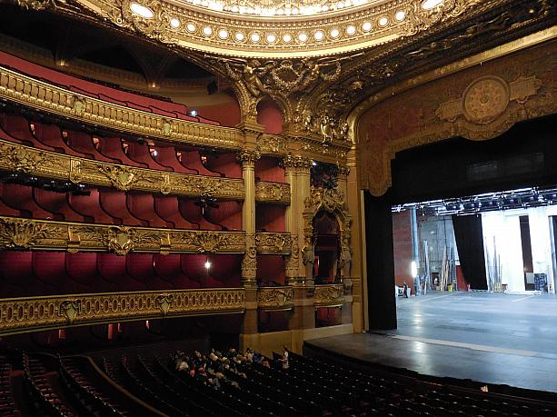 バレエやオペラの公演が行われる客席も見学できます。