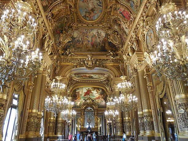 豪華絢爛という言葉がぴったりな大広間。はっきり言って宮殿ですね。