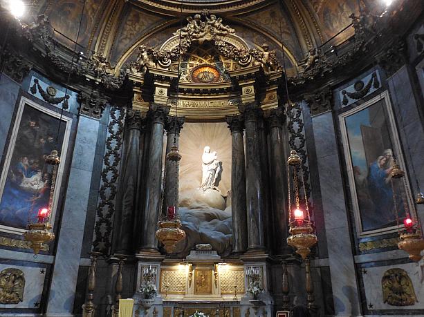 祭壇の裏側にある聖マリアのチャペルは一見の価値あり。パリに来たときはぜひ立ち寄ってみて下さい。