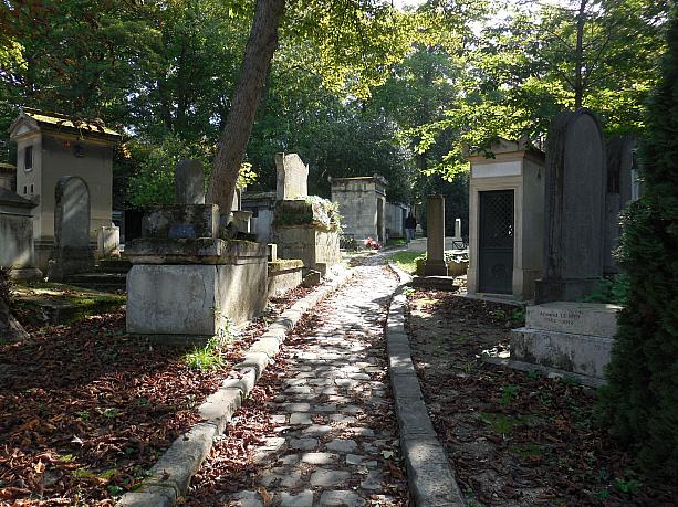 パリ20区にあるペール・ラシェーズ墓地。今日はここに眠る著名人のお墓をご案内しましょう。