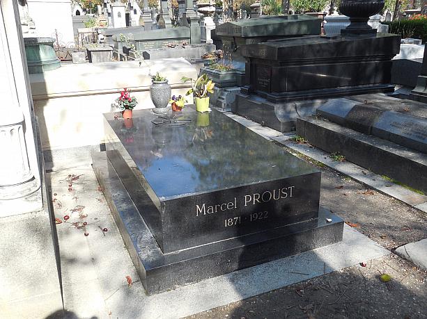 黒い墓石はマルセル・プルーストのお墓。かなりシンプルです。