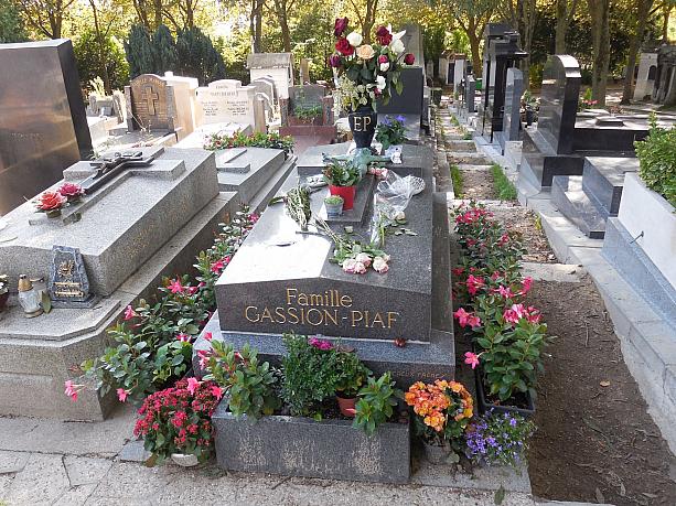 エディット・ピアフのお墓はファンの多さを物語っていますね。