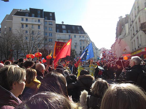 パリで最大の13区の中華街です。春節のパレードに大勢の人が詰めかけています。