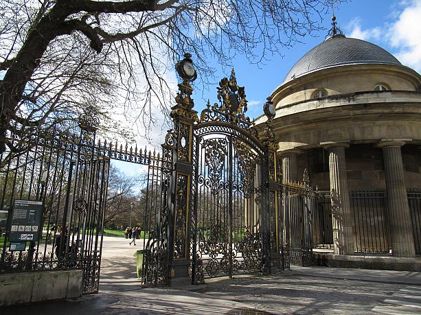 パリ8区と17区の境にあるモンソー公園です。重厚でクラシックな門はまさにパリの公園。