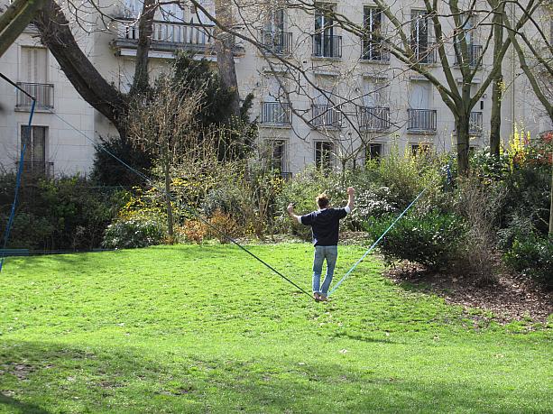 ロープを木に括りつけて綱渡りの練習をする人を発見！こんな公園の使い方もあったとは！