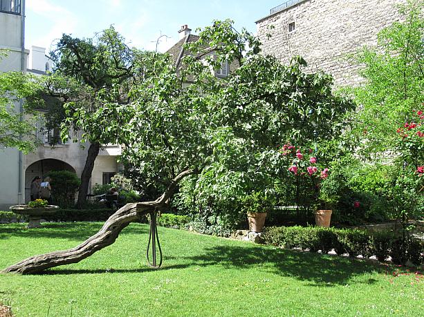 ここはモンマルトル美術館の庭園です。ここでは庭園だけの入園も可能です。入園料は4ユーロ。