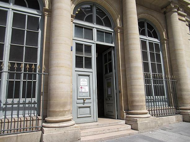 こちらはオデオン駅すぐそばにあるパリ・デカルト大学。構内には医学史博物館があります。