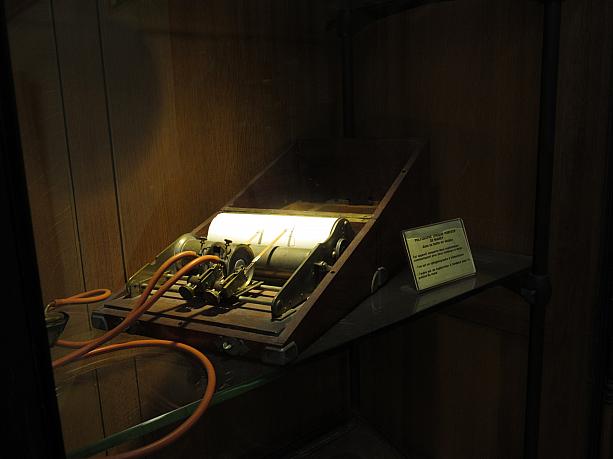 昔の心電図を図る機械です。今のものと基本的にあまり違いないようですね。