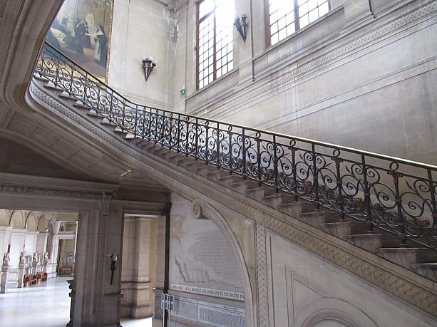 建物もずっしりとしてアカデミックな雰囲気ですよ。この階段を上ると博物館です。