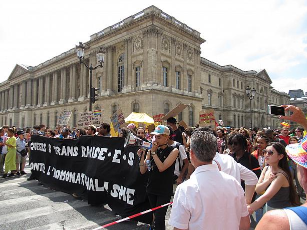 始まりました。数年前に同性婚が認められたフランスですが、パレードは根強い差別に抗議するマニフェスタシオンでもあります。