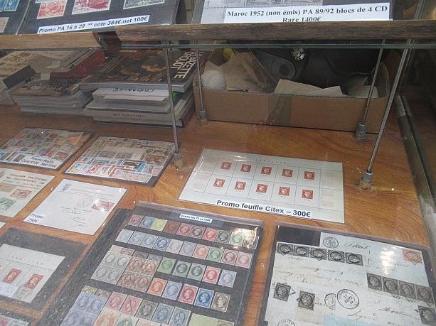 パッサージュ・デ・パノラマは古切手や古い書簡などがたくさん売られています。