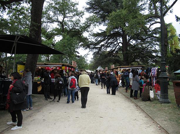 今年はフランスはジャポニズム・イヤーとして様々な日仏交流イベントが開催されています。ここアクリマタシオン公園でも、大々的なイベントが行われていました。この感じ、お祭りの境内のような雰囲気があります。