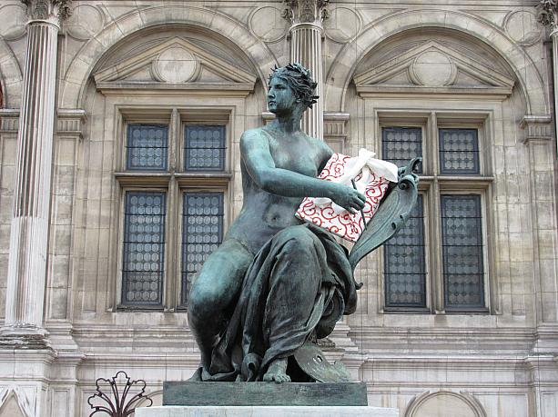 パリ市庁舎の銅像に異変が。なぜか風呂敷包みを持っています。