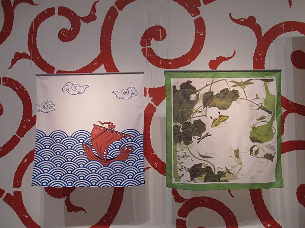 日仏著名人によるオリジナル風呂敷の展示では、ゴルチエや草間彌生などそうそうたるアーティストが名を連ねます。こちらは右が東京都知事、左がパリ市長デザインによる風呂敷。