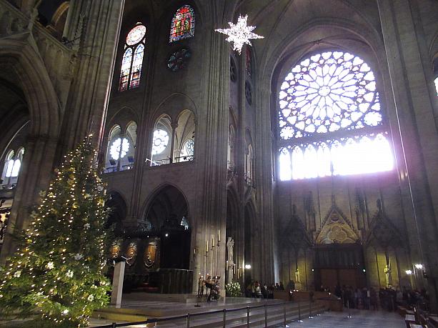中にもツリーやデコレーションが施されています。祭壇もクリスマス仕様になっていました。