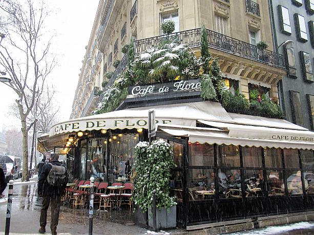 そしてお隣のカフェ・ド・フロール。植物の緑と雪のコントラストがきれいですね。
