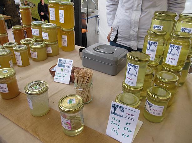 生産者のお店があるのもマルシェのいいところ。ここでは蜂蜜農家の人が自慢の自家製蜂蜜を直売しています。透明なアカシアの蜂蜜はくせのない美味しさです。