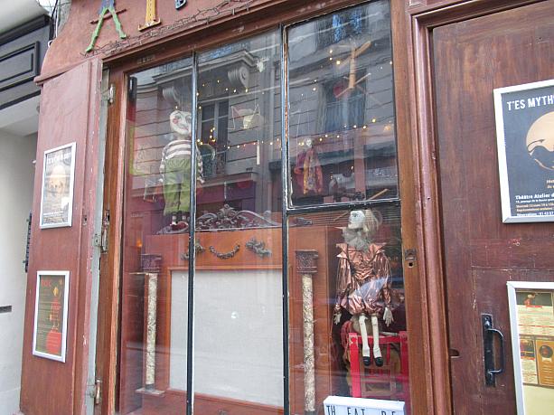 例えばこちら、ギニヨルと呼ばれるフランスの人形劇の小屋。ウインドーにつるされた人形たちはちょっとグロテスクな表情が特徴です。