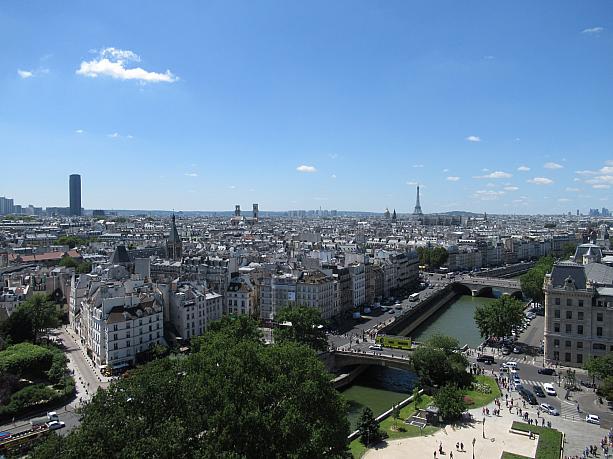 パリの眺めを一望に（写真はノートルダム大聖堂の塔からの眺め）