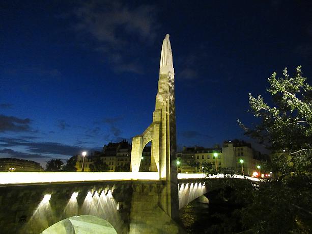 日没時間がだんだんと遅くなってきました。22時過ぎのパリです。こちらは5区とサン・ルイ島を結ぶトゥルネル橋。パリの守護聖人サント・ジュヌヴィエーヴの像があります。