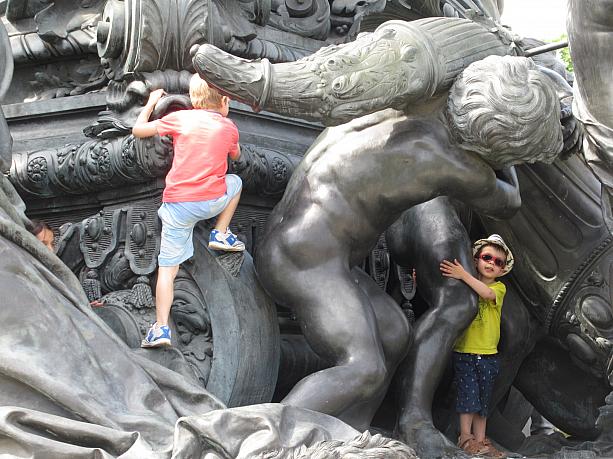 ナシオン広場の中央の像は子どもたちの絶好のジャングルジムです。
