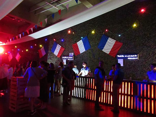 三色旗の飾られた壁際にはバーカウンターのスペースもあります。
