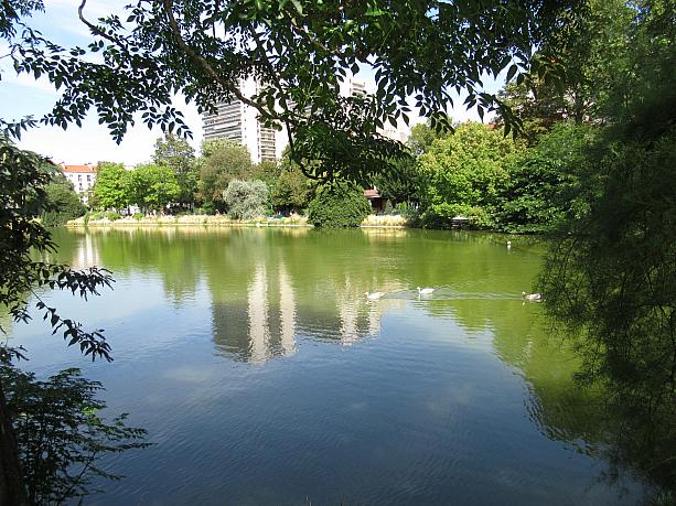 ポニーを引くのは保護者の役目。散歩コースは公園の池の周りを一周です。