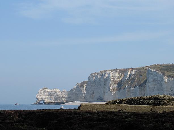 こちらはアマンの絶壁。海と空の青に浮かび上がる真っ白な岩がなんとも言えない美しさです。