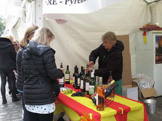 フランス各地からあらゆる種類のワインが集います。お客さんはマイグラス（プラスチック製、1.5ユーロ）を手に色んなテントを試飲してまわる、という仕組みです。