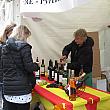 フランス各地からあらゆる種類のワインが集います。お客さんはマイグラス（プラスチック製、1.5ユーロ）を手に色んなテントを試飲してまわる、という仕組みです。