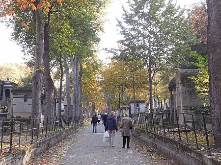 秋の墓地散策はロマンチックです