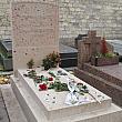 一番人気はジャン・ポール・サルトルとシモーヌ・ド・ボーヴォワールの墓。墓石にはたくさんのキスマークが！