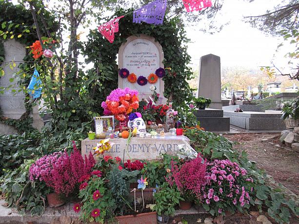 「シェルブールの雨傘」のジャック・ドゥミとアニエス・ヴァルダの墓。お墓とは思えないほど楽しそうなデコレーションですね。